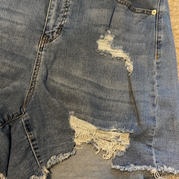 Fashion to Figure size 18 distressed denim shorts with elastic waist band - Picture 2 of 5